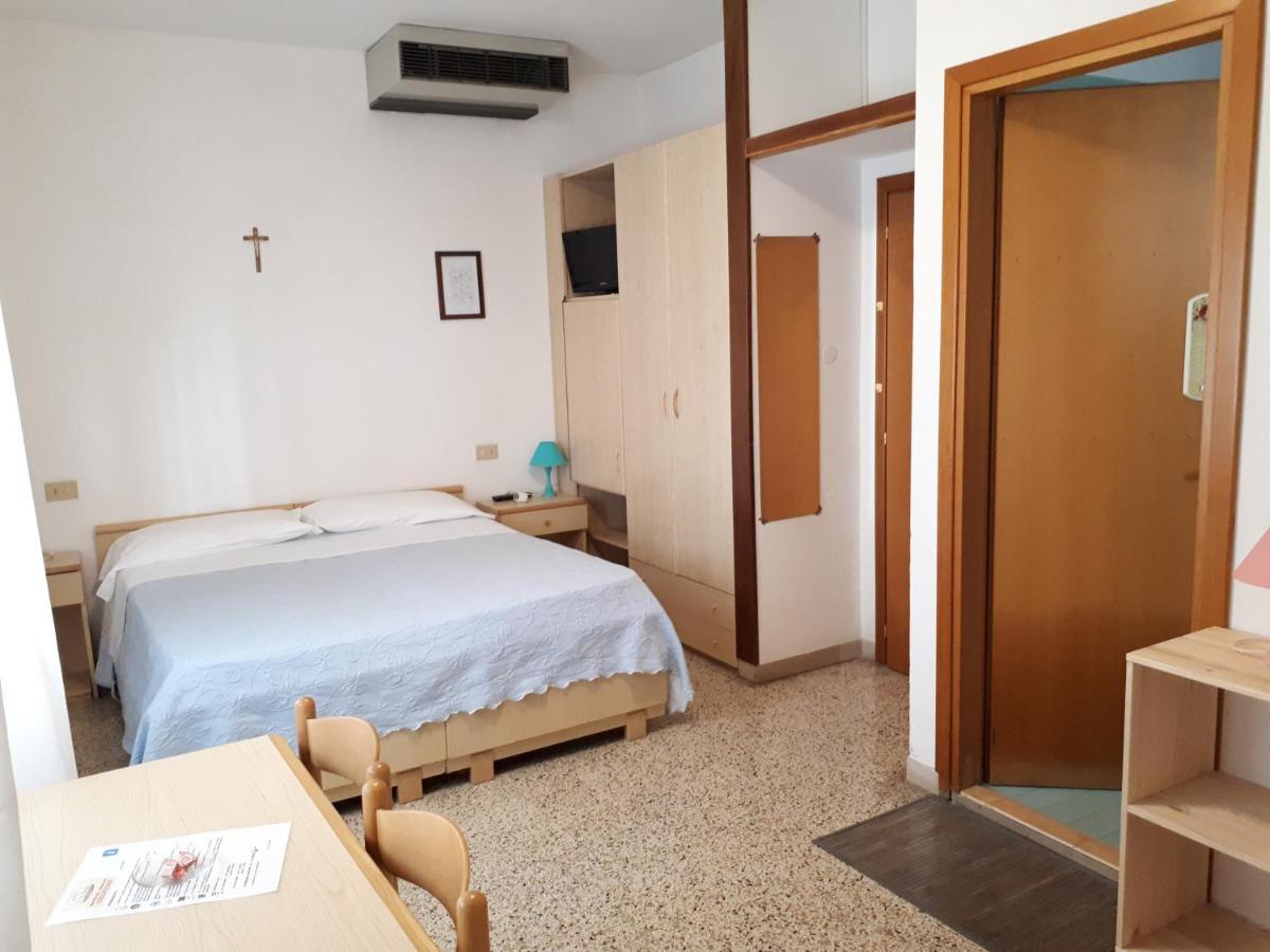 Hotel Villa Dina Лидо ди Йезоло Екстериор снимка